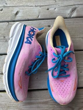 Hoka One One Women's 6.5 WIDE Clifton 9 Running Runners Pink Athletic Shoes